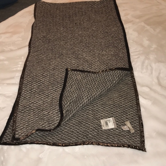 NWT, Nordstrom soft and warm scarf/wrap. - Picture 6 of 8